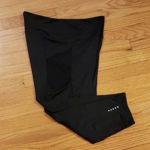 Marika black capri pocket leggings